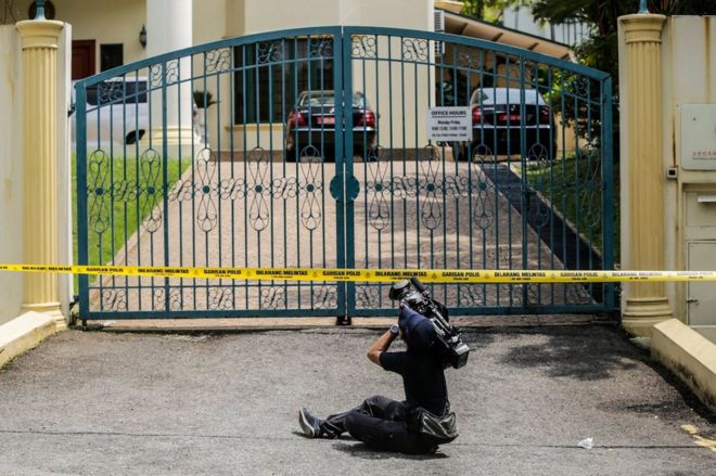 Оператор снимает ворота посольства Северной Кореи в окружении полицейского кордона в Куала-Лумпуре, Малайзия, 7 марта 2017 года.