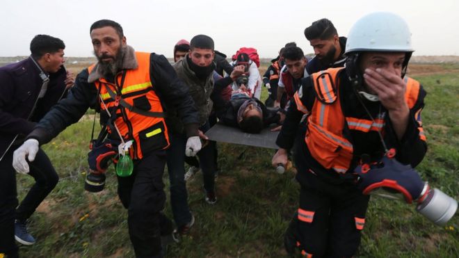 Раненый палестинец эвакуирован во время акции протеста на пограничном ограждении Газы и Израиля в южной части сектора Газа 15 февраля 2019 года