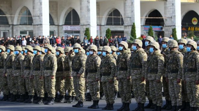 Представители вооруженных сил Кыргызстана стоят в строю на площади Ала-Тоо