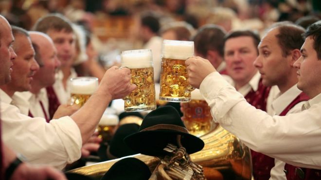 Октоберфест - традиционный фестиваль пива в Германии проводится ежегодно