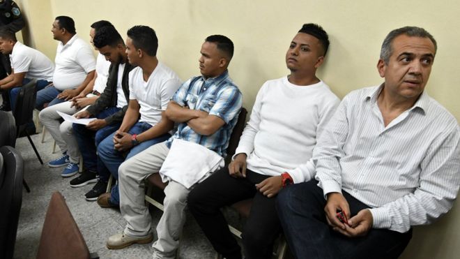 Серхио Родригес (R) и другие ждут, чтобы услышать их приговор в зале суда в Тегусигальпе 29 ноября 2018 года