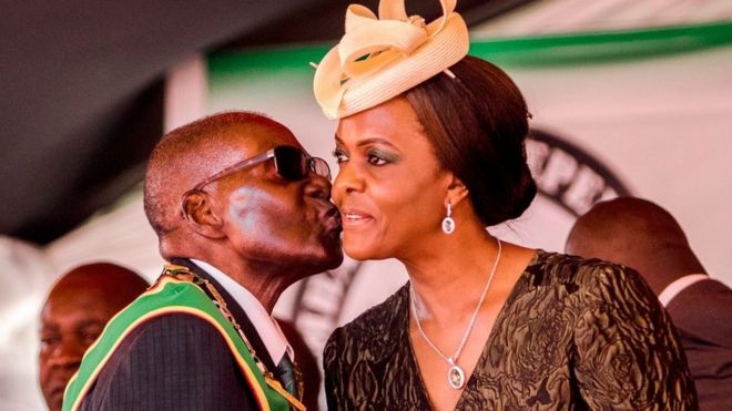 Президент Роберт Мугабе целует свою жену и первую леди Грейс Мугабе во время празднования 37-го Дня независимости страны на Национальном спортивном стадионе в Хараре 18 апреля 2017 года.