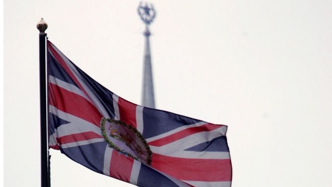 Флаг Великобритании над посольством в Москве