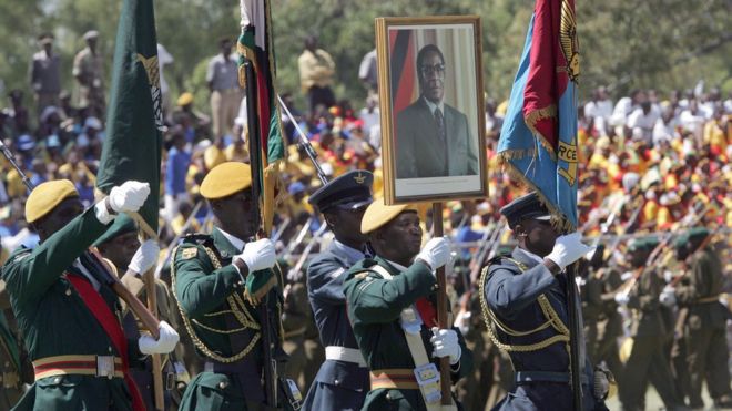 Ciidammada Zimbabwe markasta waa ay barbar taagnaayeen Mugabe, halkan waa dabaaldega sanadguuradii 28-aad ee xornimada Zimbabwe Bishii April, 16, 2008.