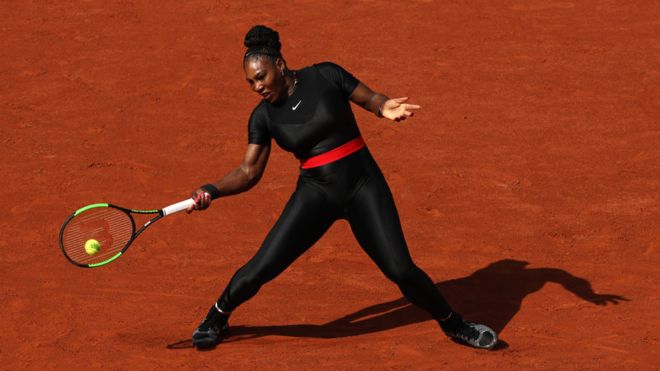 Serena Williams con su traje en Roland Garros