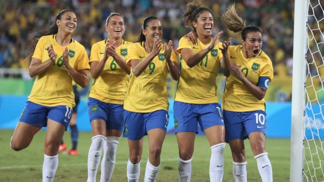 A vibração de Marta (à dir.) e da seleção feminina tem sido um dos destaques da Rio 2016