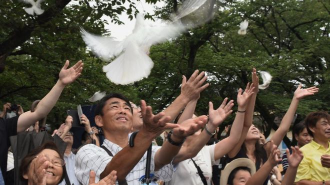 Người dân Nhật thả chim bồ câu để tưởng nhớ những người đã khuất trong lễ tưởng niệm được tổ chức tại đền thờ Yasukuni, Tokyo.