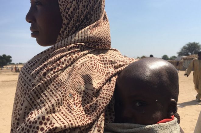 Каву Аше и ее двухлетний сын Абдуллахи в северной Нигерии
