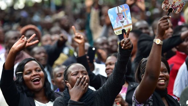 Люди реагируют, ожидая прибытия папы Франциска на открытую мессу в Кампалу, Уганда, в субботу