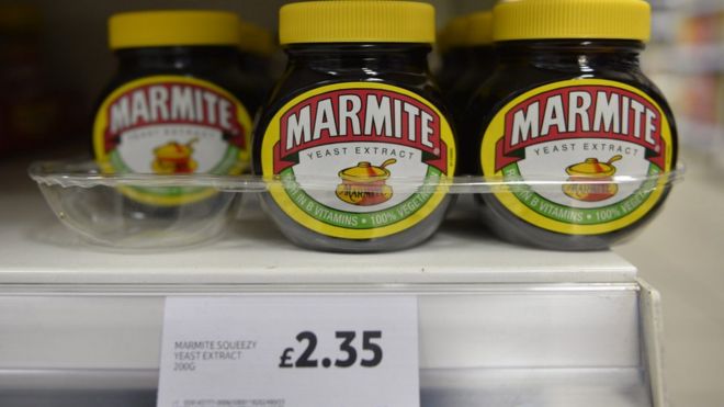 Баночки Marmite на полке Tesco