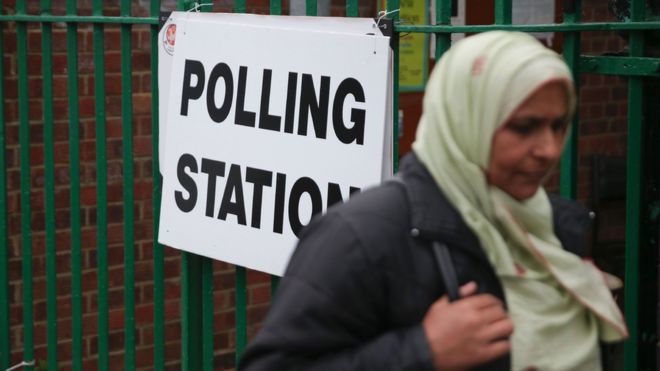 Женщина возле избирательного участка в Илфорде, восточный Лондон
