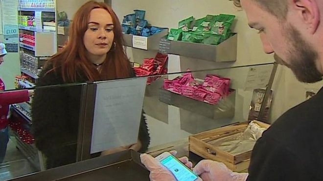 تطبيق على الهواتف الذكية للتعامل مع اهدار الطعام أسسه طلاب في مدينة ليدز البريطانية، يبدأ بالانتشار سريعا في مدن بريطانية أخرى اثر نجاح التجربة.