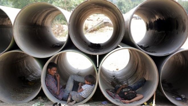 Индийцы отдыхают в неиспользованных водопроводах, чтобы избежать жары в жаркий летний день в Нью-Дели, Индия, 19 мая 2016 года