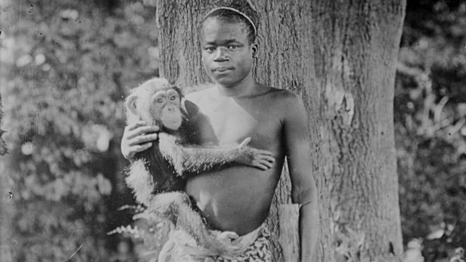 O jovem Ota Benga fotografado carregando um chimpanzé nos Estados Unidos