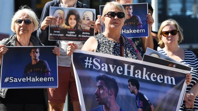 Сторонники держат плакаты #SaveHakeem в Мельбурне 1 февраля