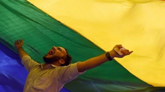 Член сообщества лесбиянок, геев, бисексуалов и транссексуалов (ЛГБТ) отмечает решение Верховного суда об отмене запрета на гей-секс в колониальной эпохе в Мумбаи 6 сентября 2018 года