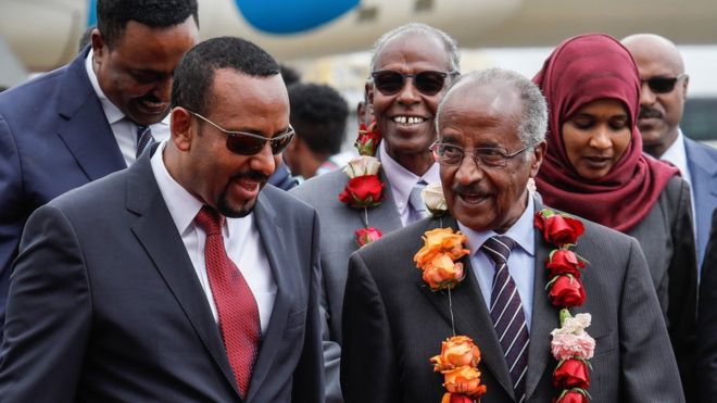 Премьер-министр Эфиопии Абий Ахмед (слева) идет с министром иностранных дел Эритреи Османом Салехом Мухаммедом (справа), когда делегация Эритреи прибывает на мирные переговоры с Эфиопией в международном аэропорту Аддис-Абебы, Эфиопия, 26 июня 2018 года.