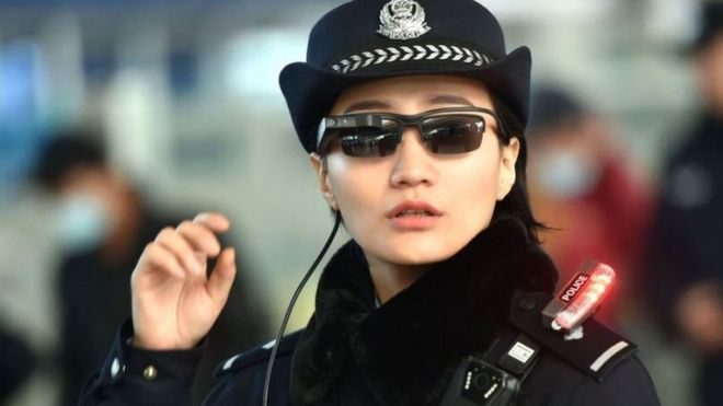 佩戴墨镜的警察