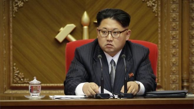 На этом фото 9 мая 2016 года северокорейский лидер Ким Чен Ын слушает во время съезда партии в Пхеньяне, Северная Корея.