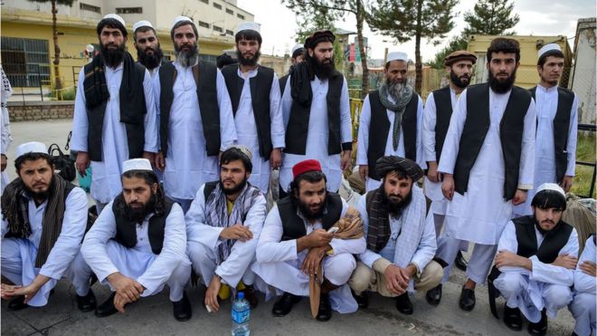 Заключенные Талибана изображают, что они находятся в процессе потенциального освобождения из тюрьмы Пули-Чарки на окраине Кабула 31 июля 2020 года.