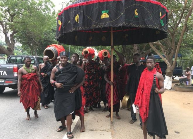 Великолепные церемониальные зонтики главнокомандующих на похоронах Аннана