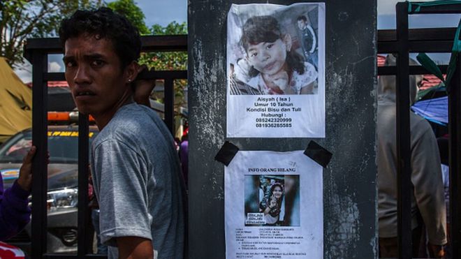 Fotos de pessoas desaparecidas foram espalhadas pela cidade após a tragédia