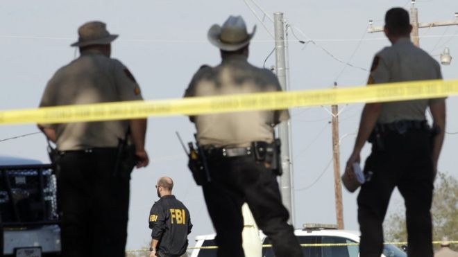 Policías y agentes del FBI