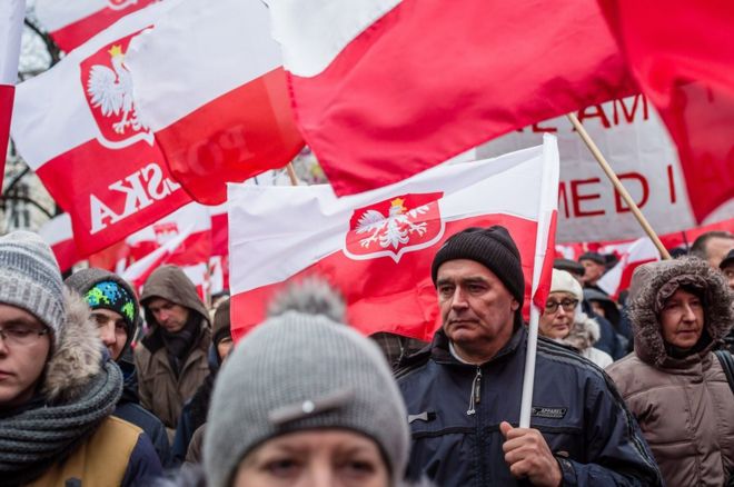 Сторонники консервативных ПиС маршируют в Варшаве 13 декабря 15