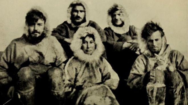 Ada Blackjack en el centro de esta foto con los otros miembros de la fatídica expedición.