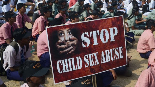 Индийские школьники участвуют в информационной кампании против сексуального насилия над детьми в Хайдарабаде 19 ноября 2014 года