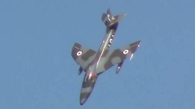 Реактивный самолет Hawker Hunter перед падением на A27