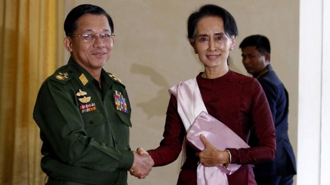 Главнокомандующий Мин Аунг Хлайнг с Аунг Сан Су Чжи