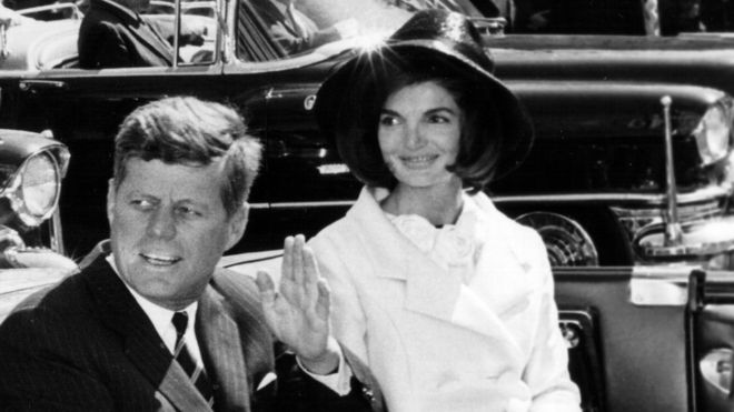 John Fitzgerald Kennedy con su esposa.