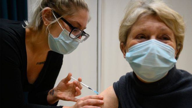 Người phụ nữ nhận vaccine Covid tại trung tâm ở Surrey