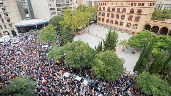 Люди протестуют в школе Рамона Лулля в Барселоне во время всеобщей забастовки (03 октября 2017 года)