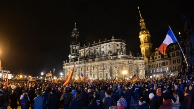 Немецкое антиисламское движение проводит еженедельный митинг в Дрездене после терактов в Париже