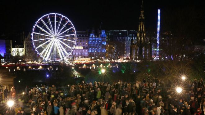 Люди собираются на Кургане во время празднования Нового года в Хогманай в Эдинбурге