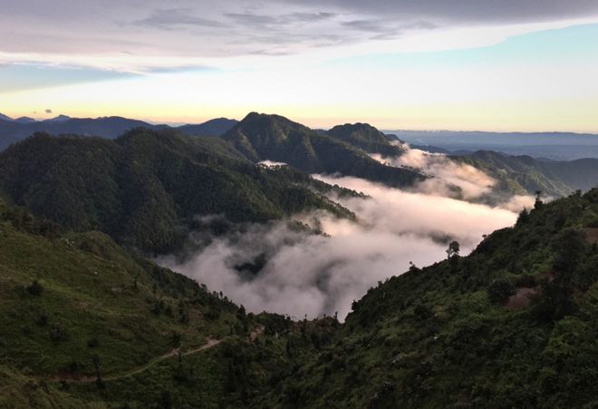 Зеленые горы Гималаев на севере Индии