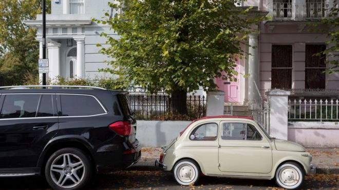 Фото маленьких и больших автомобилей в Ноттинг-Хилле, западный Лондон