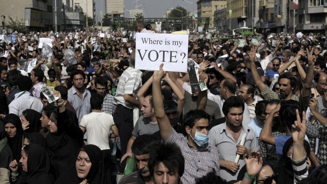 Сторонники Ирана побежденного кандидата в президенты Мир Хосейна Мусави проходят 15 июня 2009 года в Тегеране.