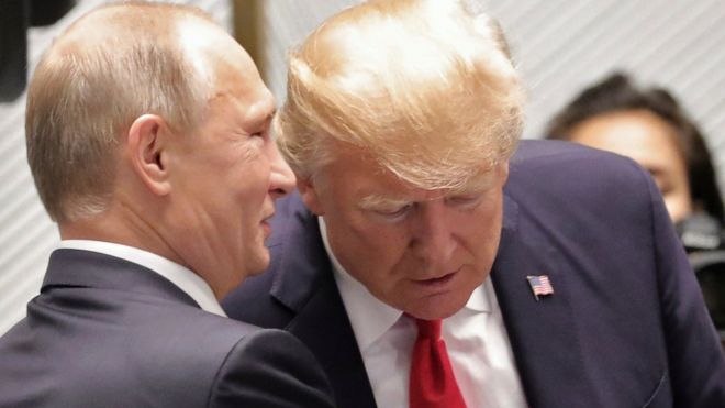 Владимир Путин и Дональд Трамп беседуют во время экономического саммита