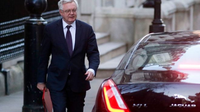 Государственный секретарь Великобритании по выходу из Европейского союза (министр Brexit) Дэвид Дэвис покидает Даунинг-стрит в Лондоне 18 декабря 2017 года