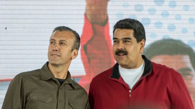 Президент Венесуэлы Николас Мадуро (справа) и его вице-президент Тарек Эль Айссами участвуют в митинге с работниками государственной нефтяной компании PDVSA в Каркасе 31 января 2017 года.