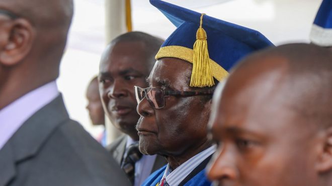 Роберт Мугабе посещает выпускной в университете в Хараре незадолго до того, как он ушел в отставку с поста президента Зимбабве в ноябре 2018 года