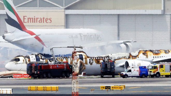 Авиакомпания Emirates Airlines Boeing 777-300 A6-EMW, номер рейса EK521 из Тривандрума в Дубай, лежит на земле в аэропорту Дубая после того, как ее потопил пожар из-за механического сбоя в международном аэропорту Дубая, Дубай, Объединенные Арабские Эмираты, 3 августа 2016 года.