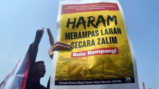 Sejumlah warga yang tergabung dalam Forum Komunikasi Umat Islam Bersatu (FKUIB) melakukan aksi solidaritas bela Rempang di Tugu Kujang, Kota Bogor, Jawa Barat, Minggu (24/9).