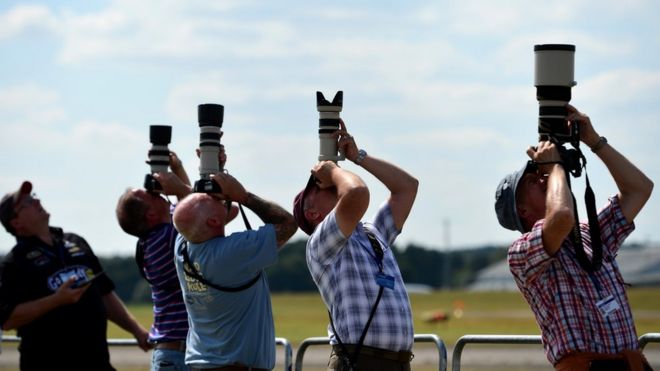 Любители авиации фотографируют авиасалон на авиасалоне в Фарнборо