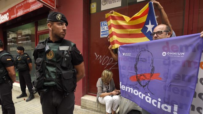 Каталонцы протестуют против обыска гражданской гвардии Испании в газете El Vallenc, 9 сентября 17