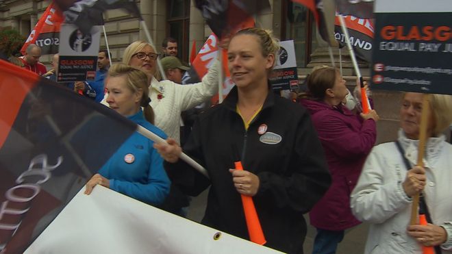 Женщины протестовали возле Городских палат Глазго из-за сорванных переговоров