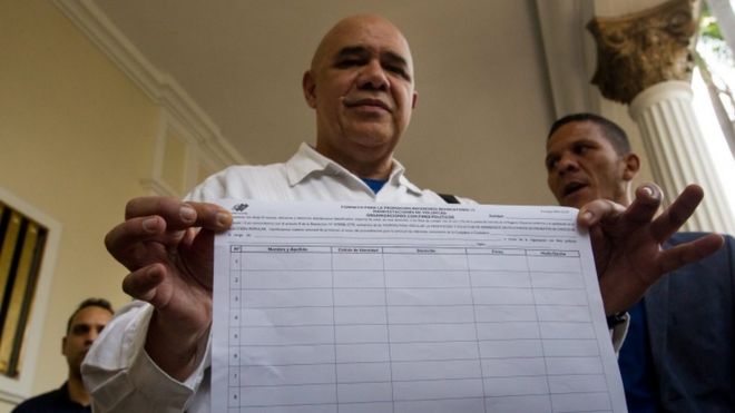 Хесус Торреальба из оппозиционной MUD Венесуэлы собирает документы для петиции 26 апреля